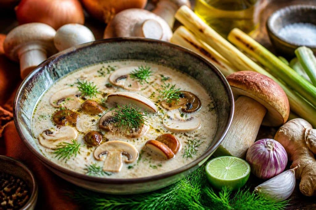 Soupe polonaise aux champignons, lait de coco et citronnelle : recette facile