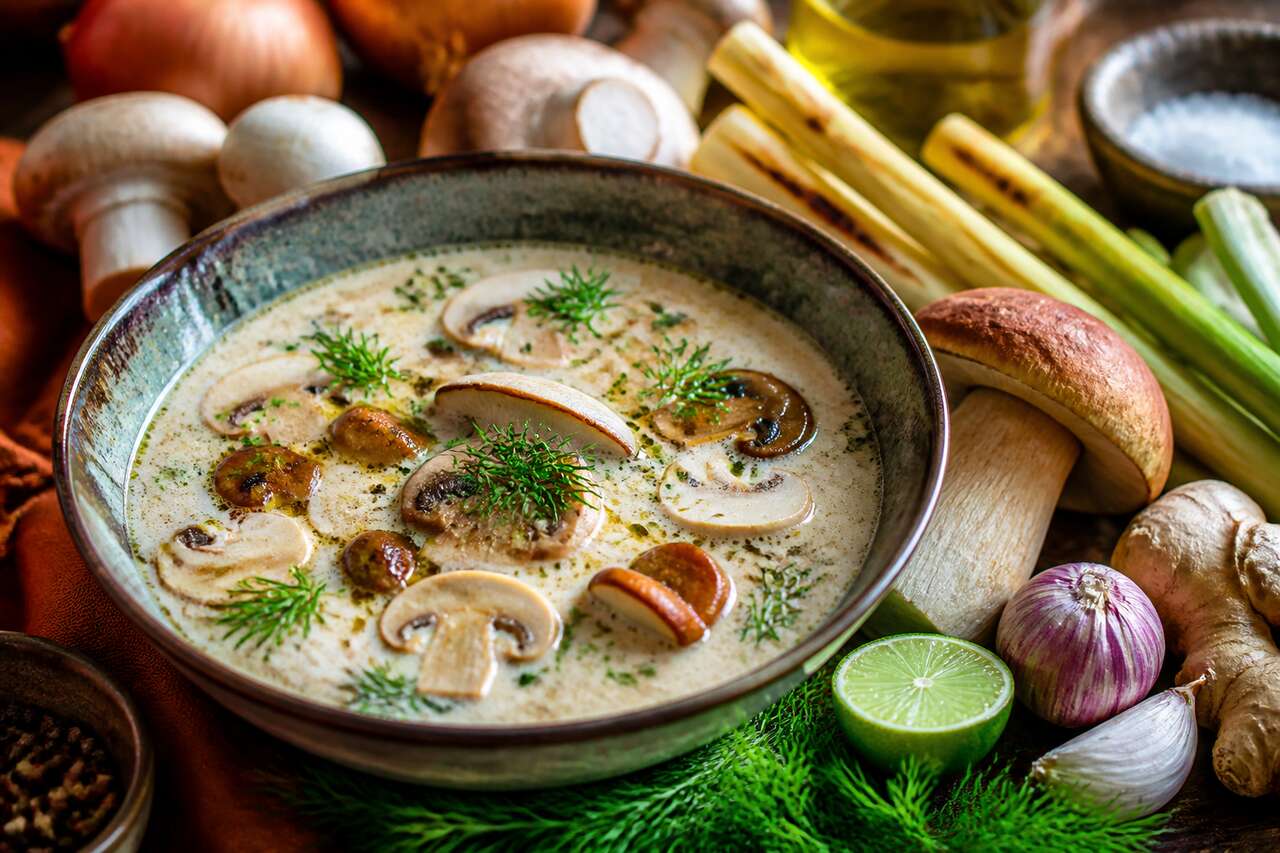 Soupe polonaise aux champignons, lait de coco et citronnelle : recette facile